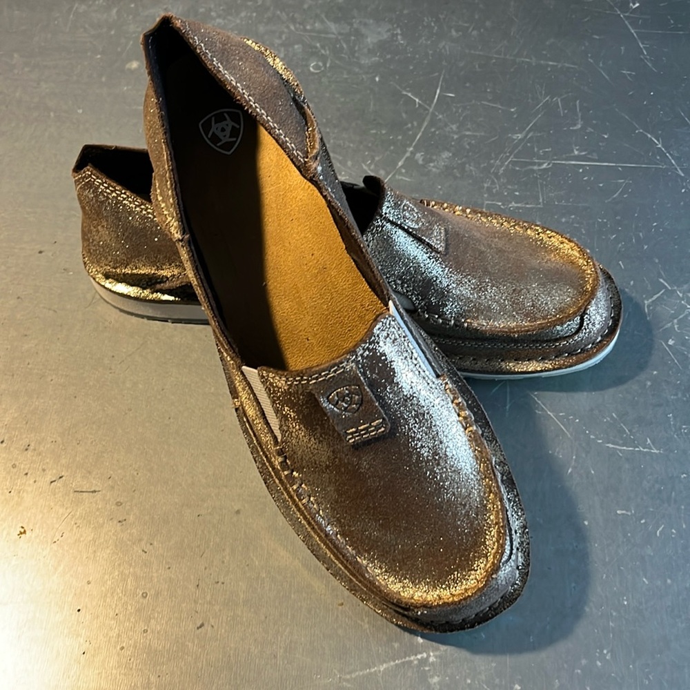 NWOT Ariat metallic cruiser 10m